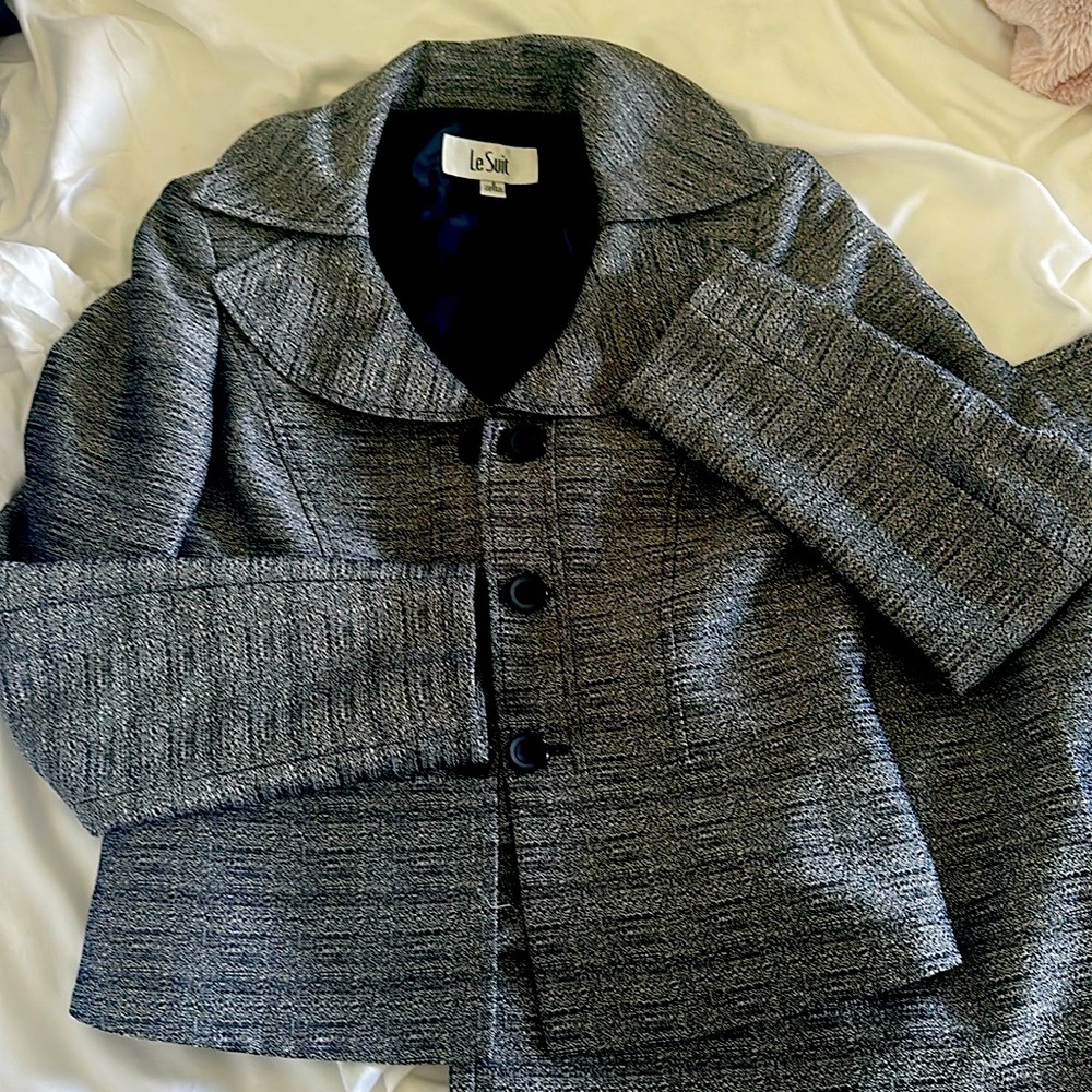 Le Suit Size 6